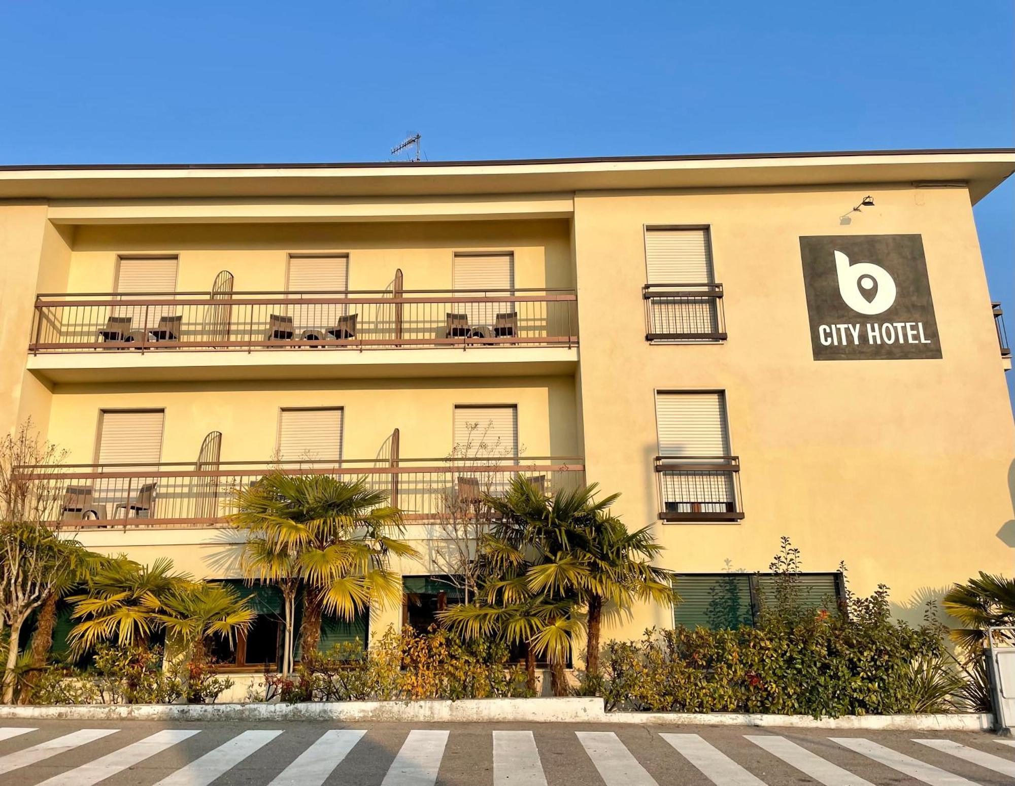 B City Hotel 巴多利诺 外观 照片