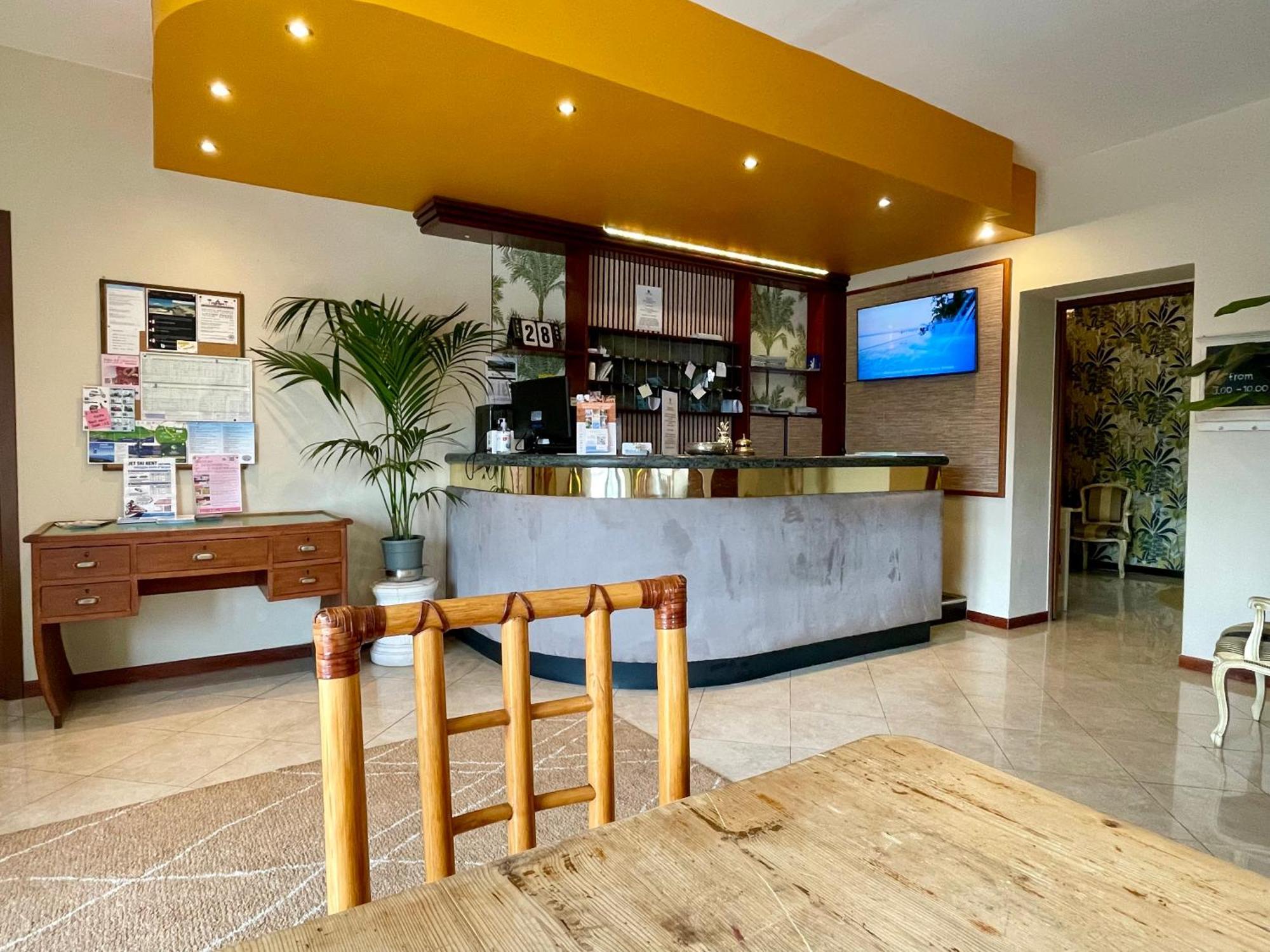 B City Hotel 巴多利诺 外观 照片