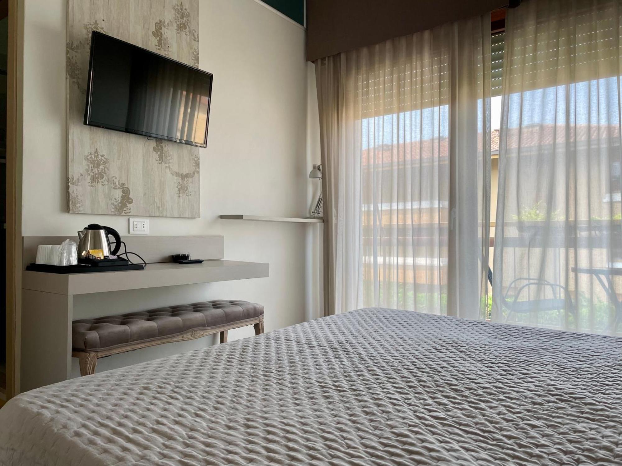 B City Hotel 巴多利诺 外观 照片