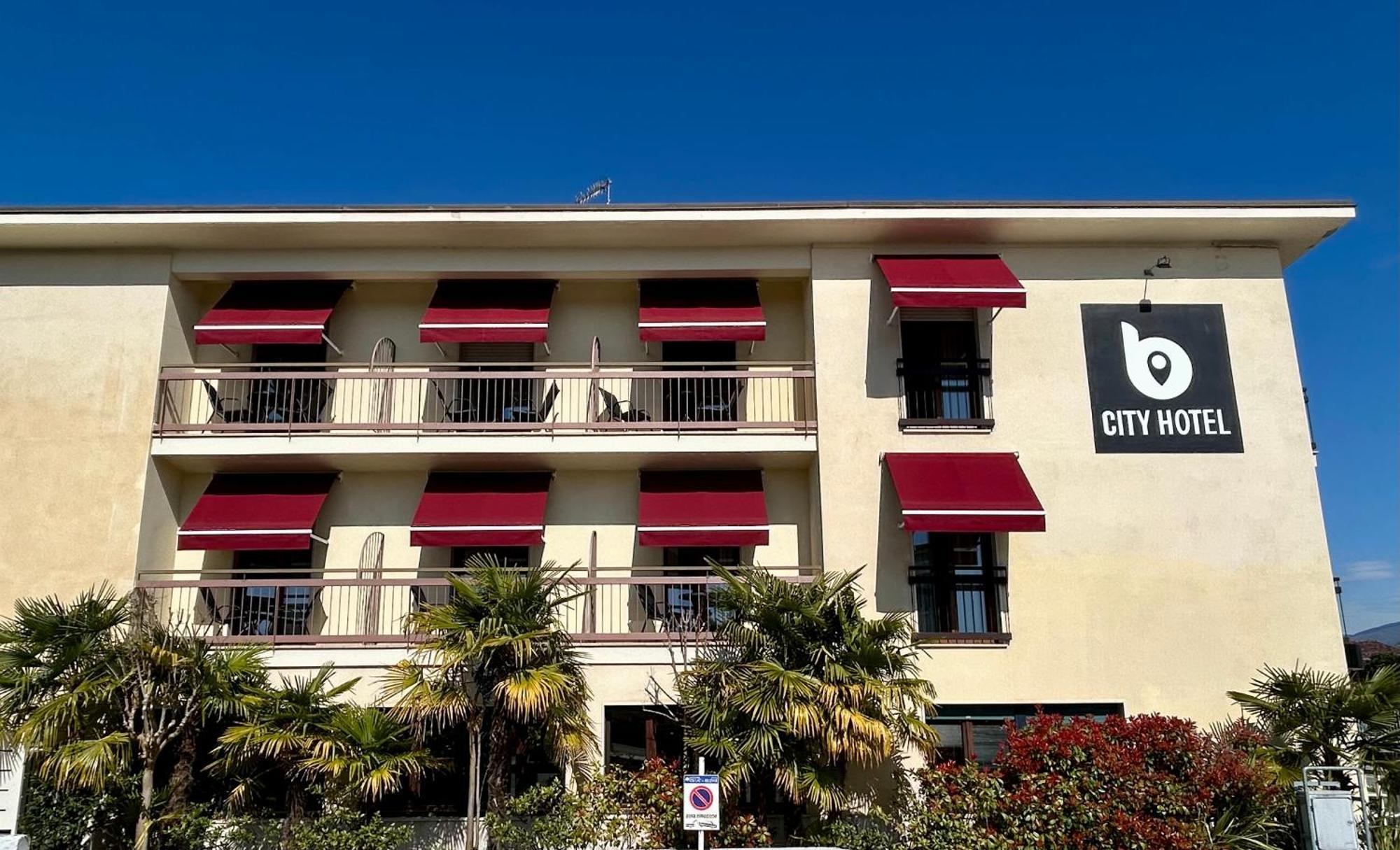 B City Hotel 巴多利诺 外观 照片